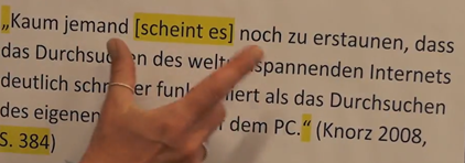 eine zeigende Hand weist auf eine Textergänzung des Verfassers innerhalb eines Zitats hin